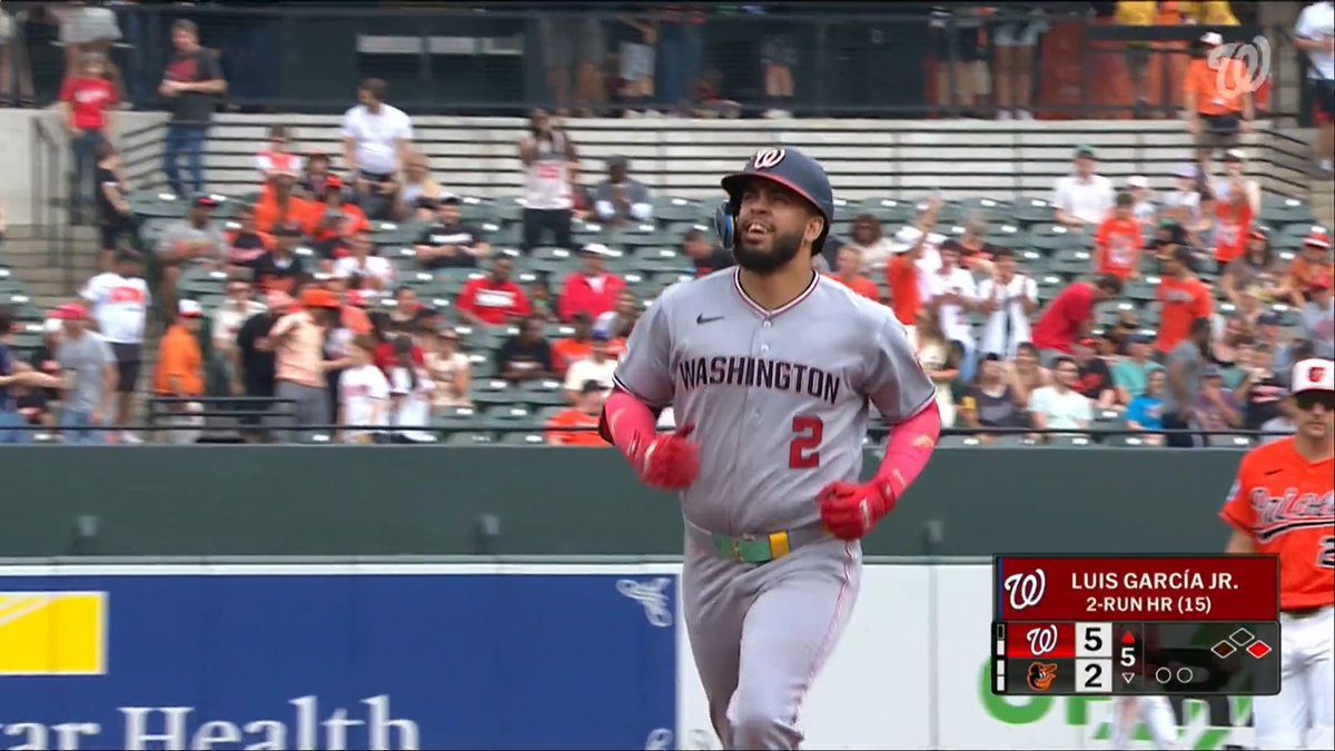 HE DON'T MISS 🙂↔️ lui's fifth hr in six games