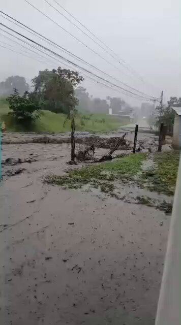 #URGENTE | El río se salió en Chabasquén, piden auxilio los habitantes.
