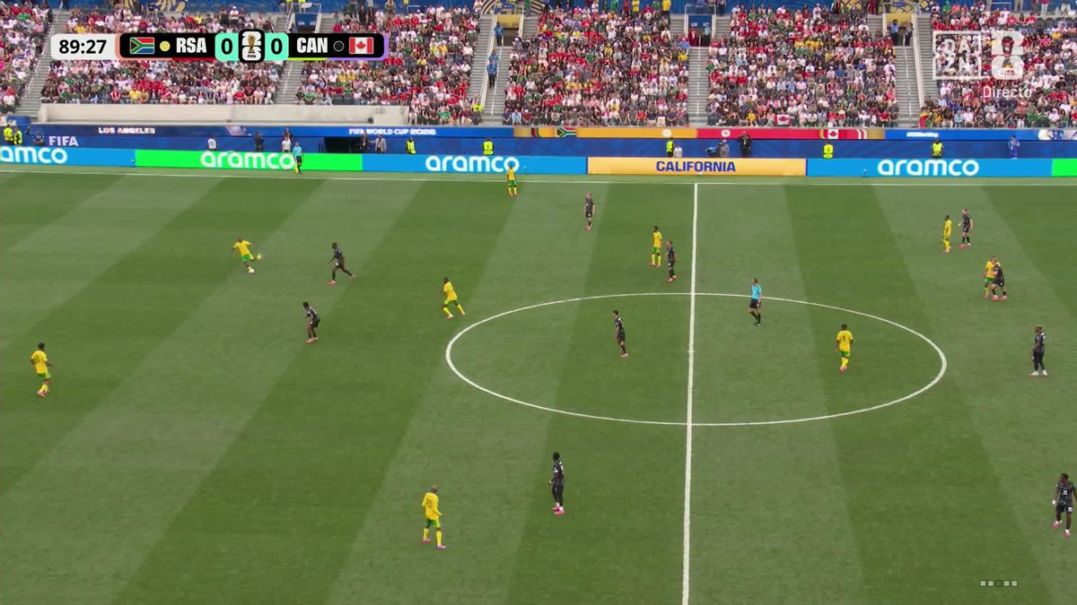 😯 Instantes antes del gol, el estadio abucheaba la pasividad en el juego... #DAZNMundial #FIFAWorldCup