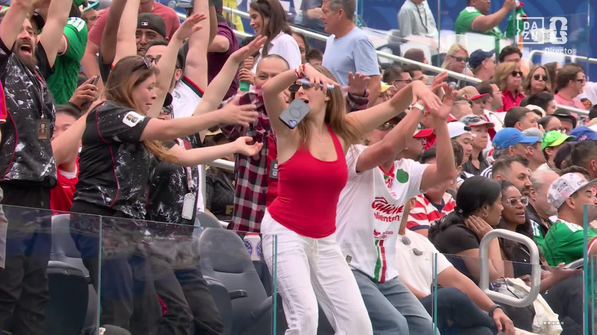 Ella hizo la ola. Su móvil dijo adiós 💔📲👋🏻 #DAZNMundial #FIFAWorldCup