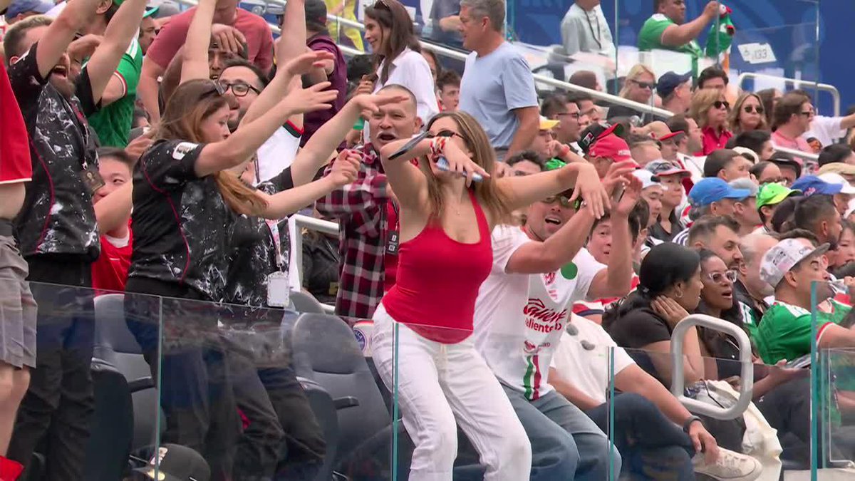 ¡TODOS TUVIMOS LA MISMA REACCIÓN QUE ELLA! Esta fanática se sumó a la alegría de la ola en la tribuna pero... ¡se le cayó el celular de la mano! ⚽ #ESPNMundial 📺 Mirá los mejores partidos de la #FIFAWorldCup por ESPN, en el Plan Premium de #DisneyPlus
