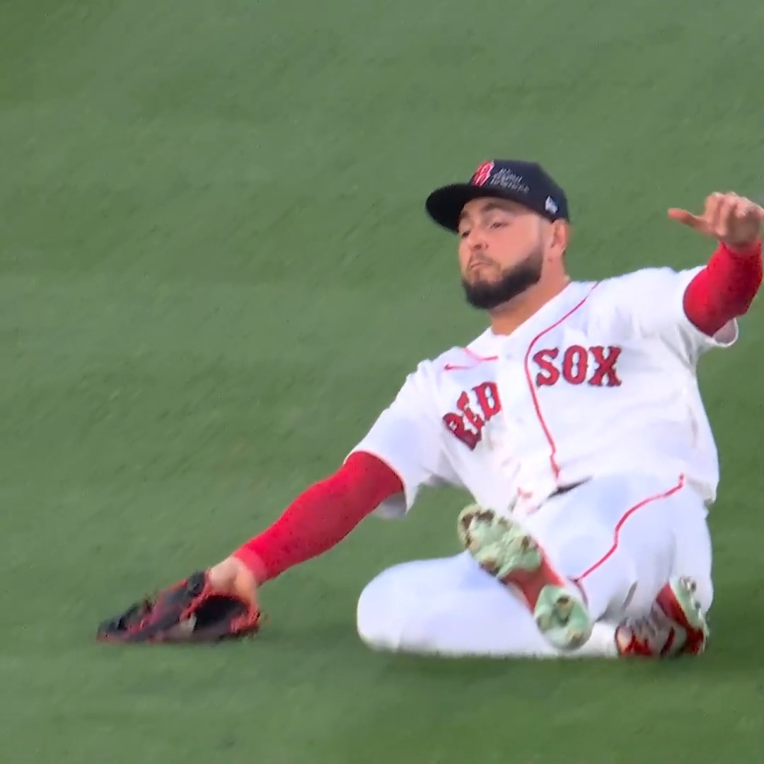 Wilyer flashing that gold glove. ✨