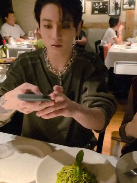 어제 얘기해줬던 음식 다있어ㅋㅋㅋㅋㅋㅋㅋ 🐰스테이크랑 그다음 그 이베리코 스테이크랑 그니까 그 소고기랑 돼지고기 다 먹었고, 파스타 두종류! 바질페스토 파스타랑~ 볼로네제! 그다음.. 샐러드 시켰는데 샐러드는 호비형만 먹었구