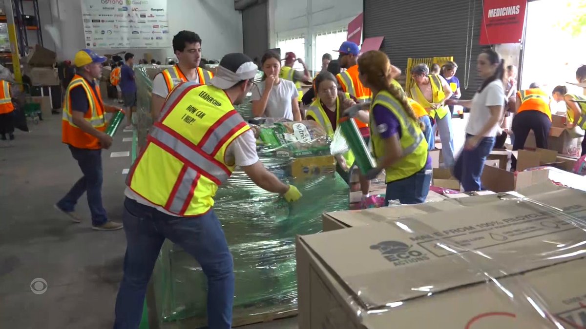 Aid supplies and help are rushing into Venezuela, four days after massive back-to-back earthquakes. The death toll has risen above 1,400 and tens of thousands are still missing. CBS News’ Camilo Montoya-Galvez has more.
