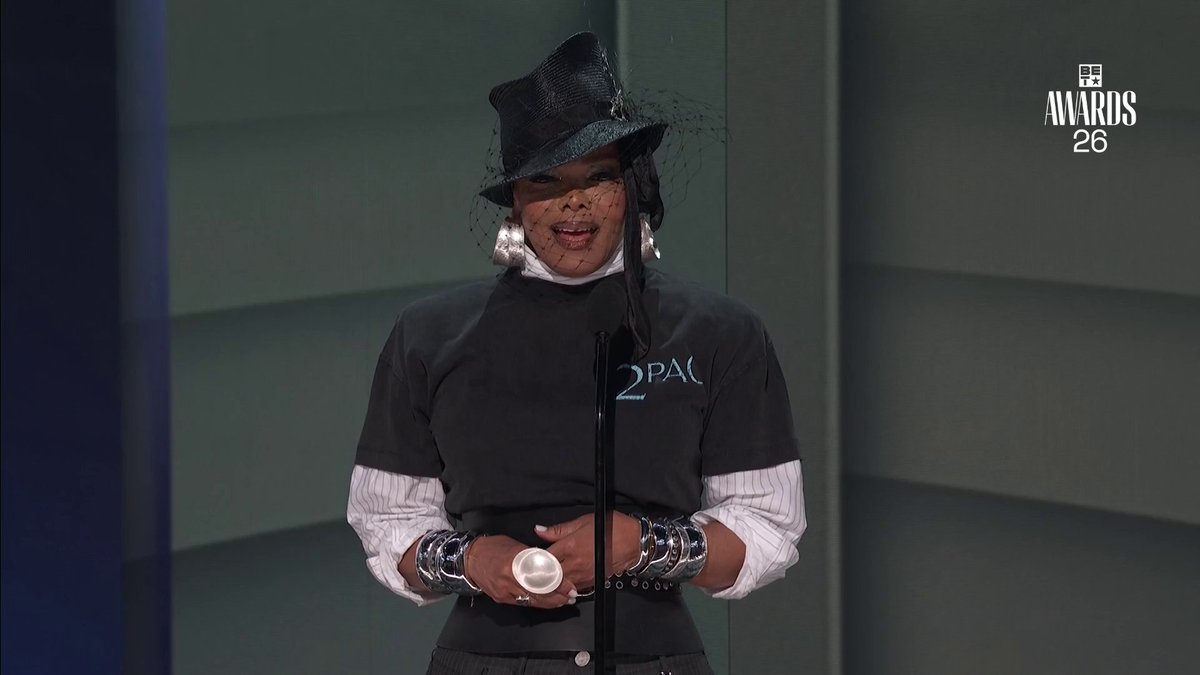 WHAT A MOMENT! 🥹 The one-and-only Janet Jackson presented Teyana Taylor with the Icon of the Year Award at the #BETAwards.