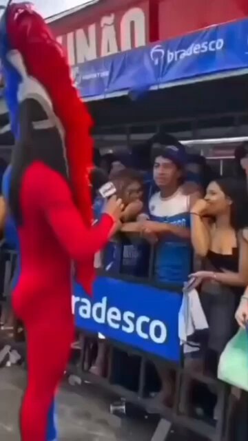 🚨VEJA: Torcedores do 'Caprichoso' cantam toada do 'Garantido' na fila pra entrar no Bumbódromo de Parintins.