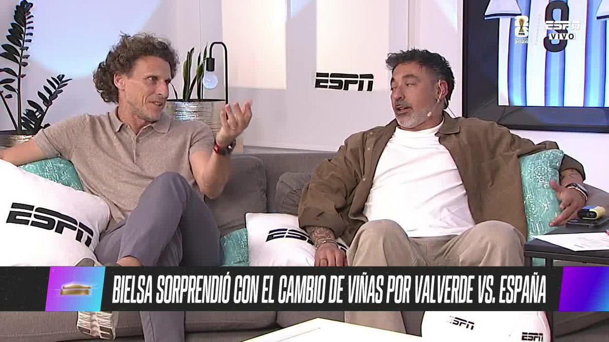 "LA NOCHE ANTERIOR, NANDO TENÍA 40 O 41 DE FIEBRE" Diego Forlán se refirió al estado de salud de Muslera en la previa del partido ante España. 🤟🏻 #ESPNMundial | #LaCasaDelKun 📺 Mirá los mejores partidos de la #FIFAWorldCup por ESPN, en el Plan Premium de #DisneyPlus