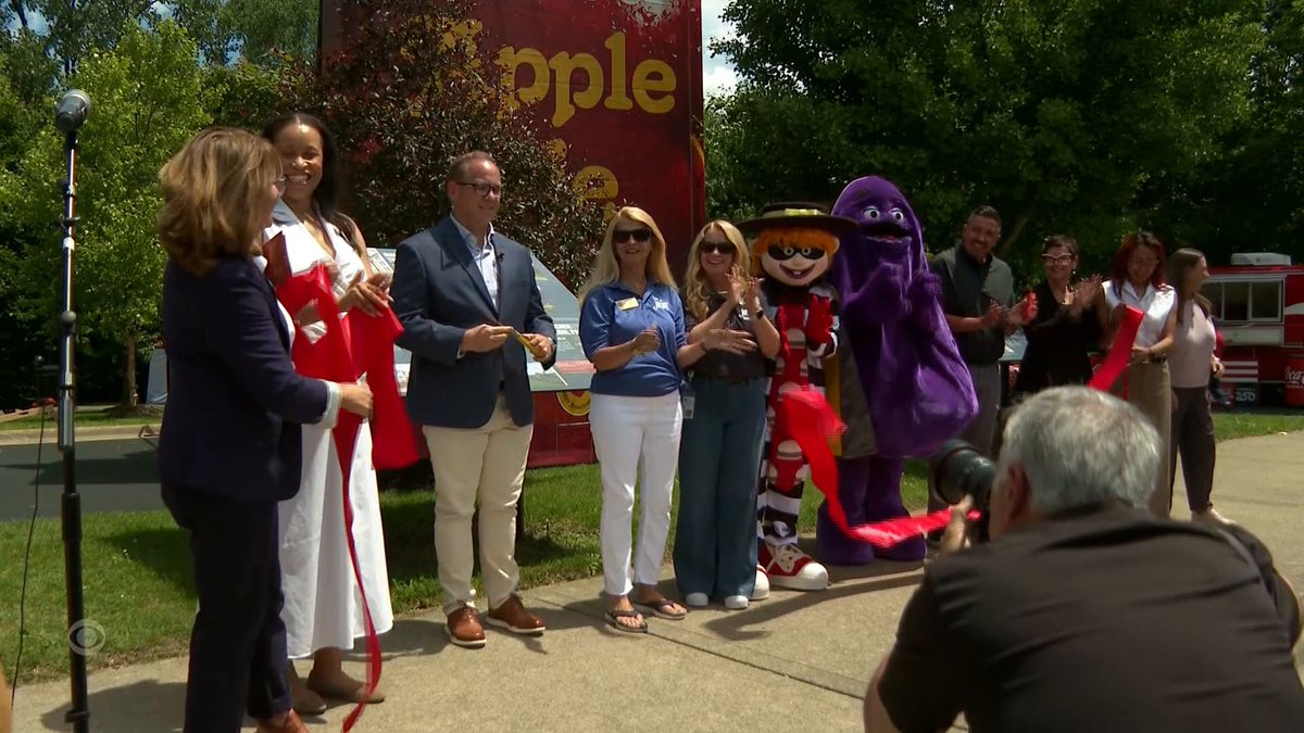 A look at some of the history of fast food in the United States and a 35-foot fried apple pie at a McDonald’s on Route 66. CBS News’ Noel Brennan reports.