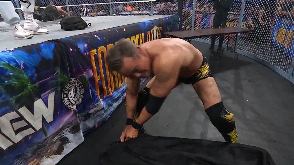 This entire Blackheart Lio Rush bit inside the Steel Cage was brilliant, LMAO. Lio single handedly trolled and took out DCMJF on his own. SECRET MEMBER OF TEAM BRISCOE. IT'S FINEEEEEEEEE. 😭