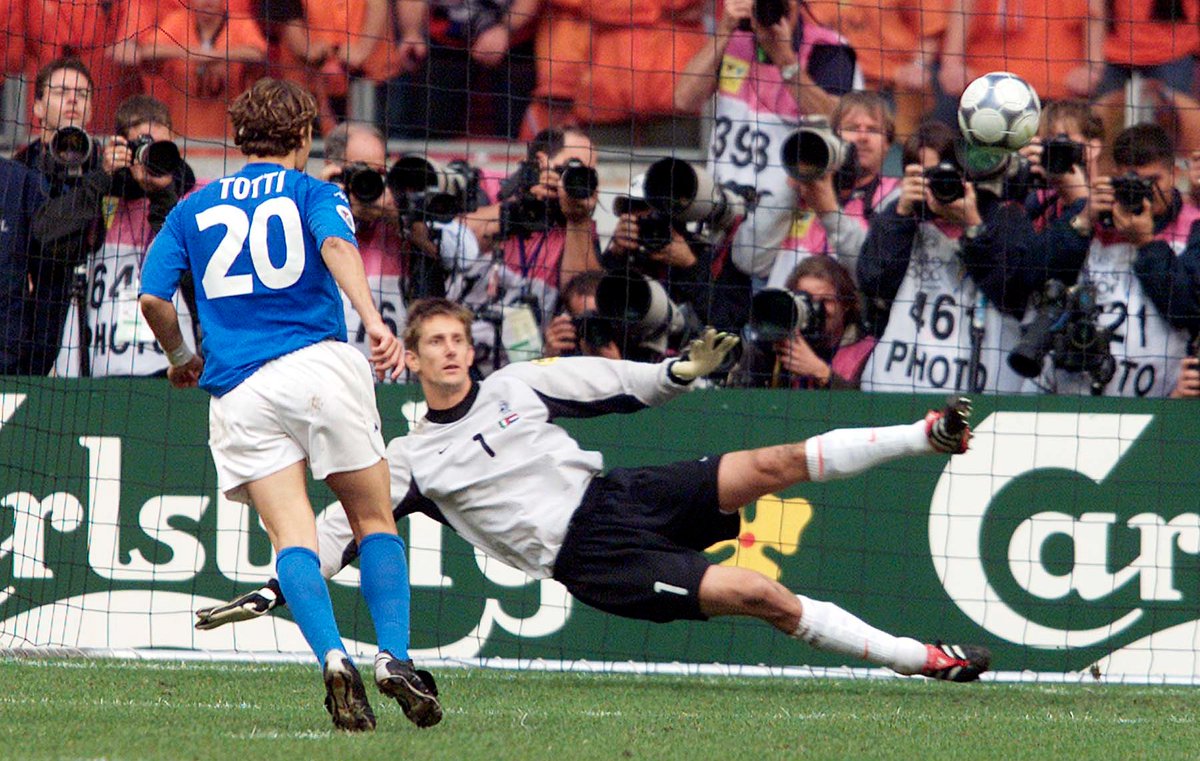 Francesco Totti in the shootout vs Netherlands 26 years ago today. Nerves? Not a chance, son.