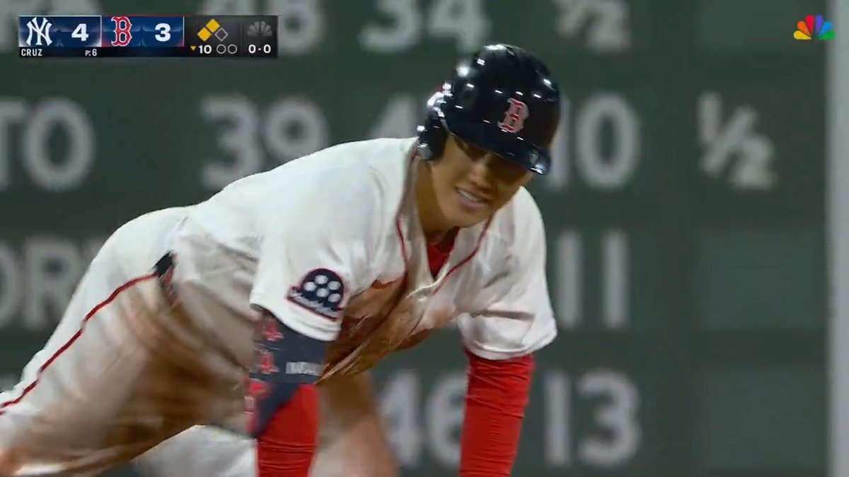 💥 #吉田正尚 勝利に直結するツーベース！ 延長10回裏、前打者の適時打で1点差に詰め寄り 続いて代打で登場した吉田が初球打ちツーベース🔥 👉勢いに乗った #レッドソックス 打線が犠飛→決勝打 吉田がサヨナラのホームを踏み、ヤンキースをスイープしました🧹 #日本人選手情報