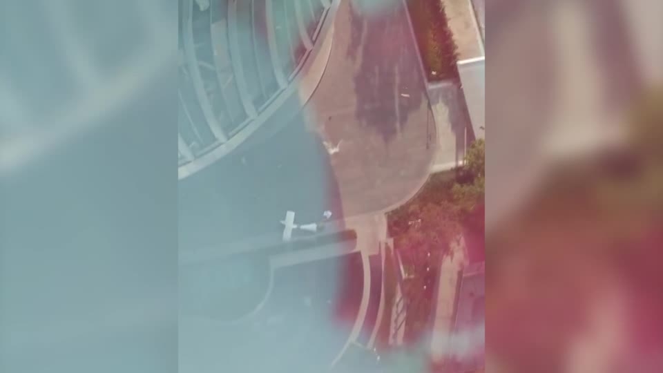 中国・北京で26日、小型機が市内で最も高いビルに衝突し、操縦士1人が死亡した。また、現場で13人が巻き込まれ負傷した。地元政府が27日明らかにした。北京は空域が厳しく制限されており、今回のような事故は異例。