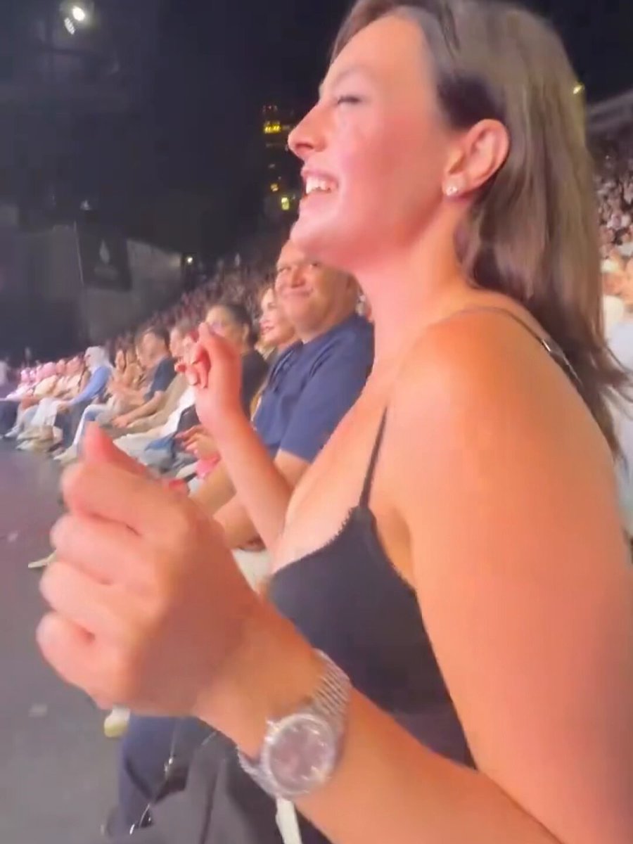 Ajda Pekkan konserine giden Melis Sezen, 'Sihirli Aşk' şarkısına eşlik ettiği anları paylaştı.