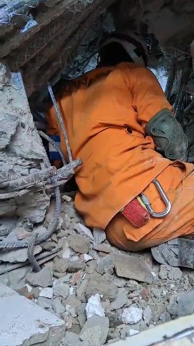 Nuestros equipos de rescate, junto a rescatistas de México y Venezuela, trabajan para sacar con vida a Aaron Levi Cantillo Vargas, de 21 años, quien permanece atrapado en el edificio OPP 25, en el sector Tanaguarena, parroquia Caraballeda, estado de La Guaira. Ya hemos logrado localizarlo y uno de nuestros médicos logró canalizarle líquidos para mantenerlo hidratado. Lamentablemente, entre nuestros rescatistas y Aaron se encuentra el cuerpo de una persona fallecida, lo que dificulta las labores para llegar hasta él. En este momento trabajamos para recuperar el cuerpo con el mayor respeto y cuidado posible, con la esperanza de poder llegar hasta Aaron en las próximas horas. No perdamos la esperanza. Fuerza Venezuela 🇸🇻🇻🇪