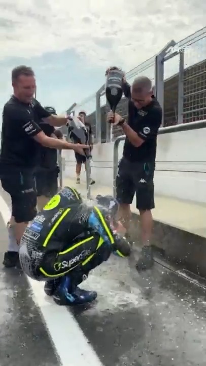 Can't escape the celebrations 🍾😂 @aiogura79 #DutchGP 🇳🇱