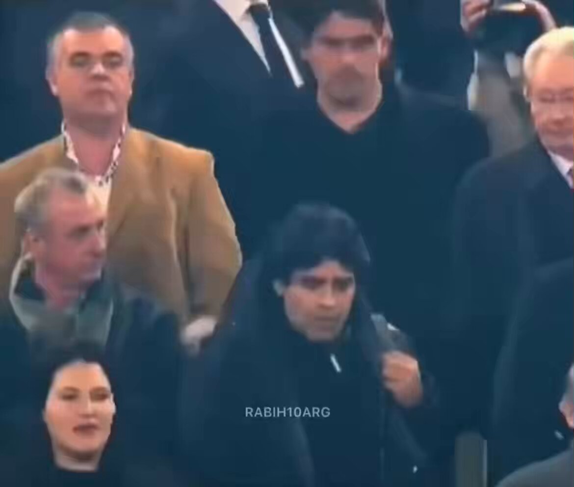 Camp Nou, 2009. Maradona si gira infastidito. Davanti a lui c’è Cruyff. Due leggende. Due mondi. Un solo istante: il calcio che si riconosce.