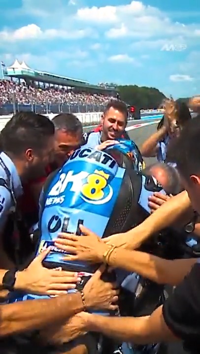 A standing ovation for Alex Márquez 👏 From P12 fighting through the pain into P5, what a ride! 💪 #DutchGP 🇳🇱