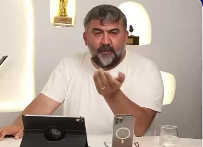 🚨 Ümit Özat: Yüksel Yıldırım bu sene Kadıköy'deki maça gelemeyecek. Geçen sene hemşehrisi vardı, kendi gibi Amerikalı rahatça gelmişti. Hadi şimdi yiyorsa gelsin bakalım Yüksel Efendi maça, görelim. Sonra da "Yok böyle oldu, şöyle oldu." diye ağlama ama.