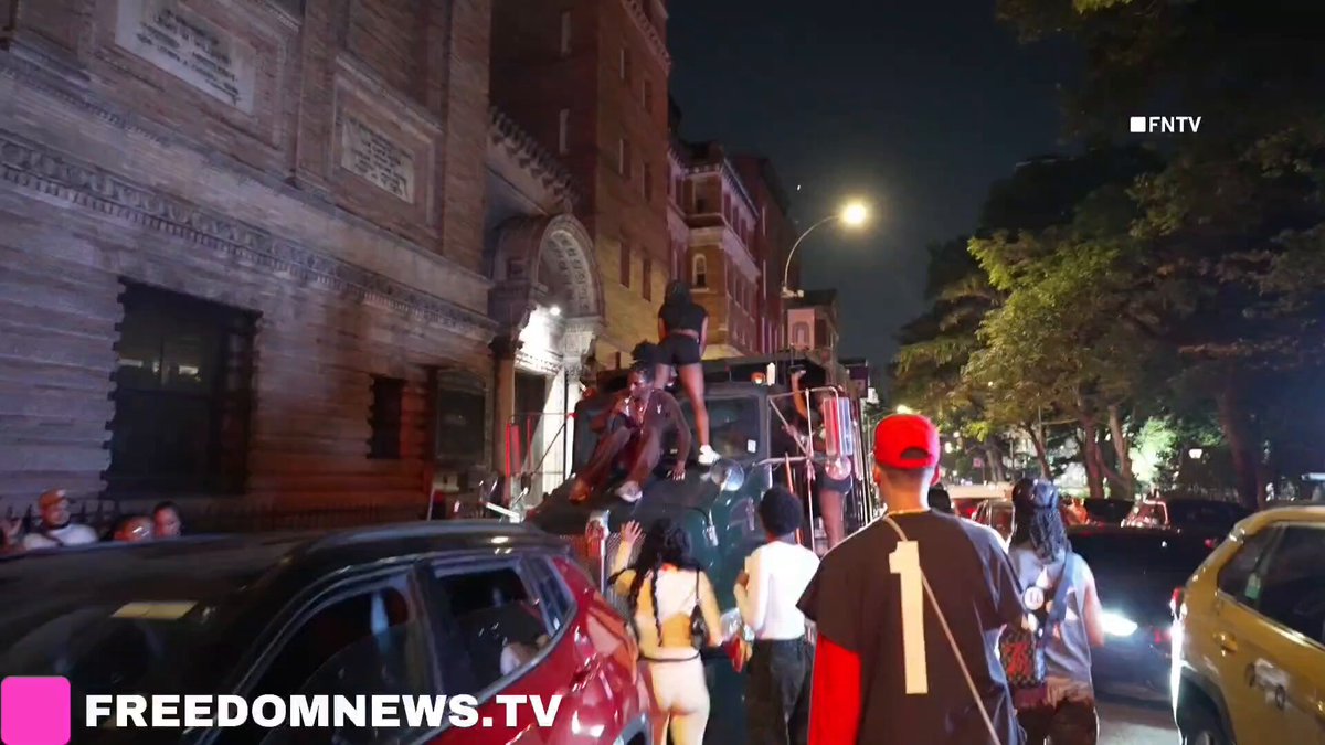 🚨 TOTAL NYC CLOWN SHOW: Degenerates dancing on a City Parks garbage truck outside Washington Square Park… right after NYPD had to shut the whole park down. Cops still clearing the animals off the block. This is what “progress” looks like to Democrats.