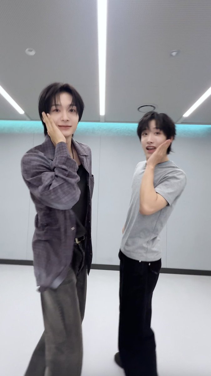 #Kiwon 님 눈에 거슬리고 싶어 💟 Keep your eyes on me, don't stop 👀 Spotify now 🎧 #KickFlip #Donghwa #My_First_Kick #눈에거슬리고싶어 #AmbiO AmbiO