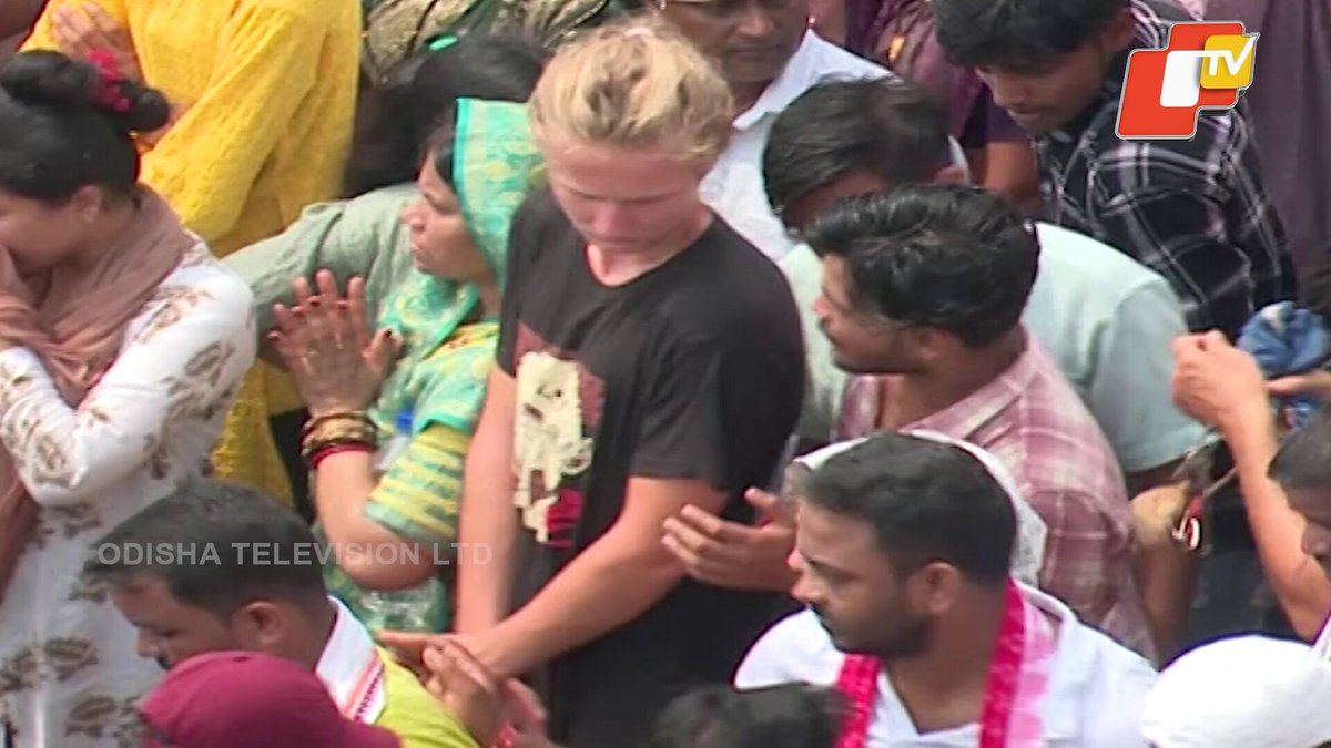 #WATCH | Puri | Chants of 'Jai Jagannath' echo across the Snana Bedi as massive crowd of devotees gathers in Puri to witness the sacred darshan of the Holy Trinity on the occasion of Snana Purnima. #SnanaPurnima #SnanaJatra #SnanaYatra2026 #SnanaPurnimaWithOTV #RathYatra2026 #RathaJatra #Puri #Srimandir #Odisha