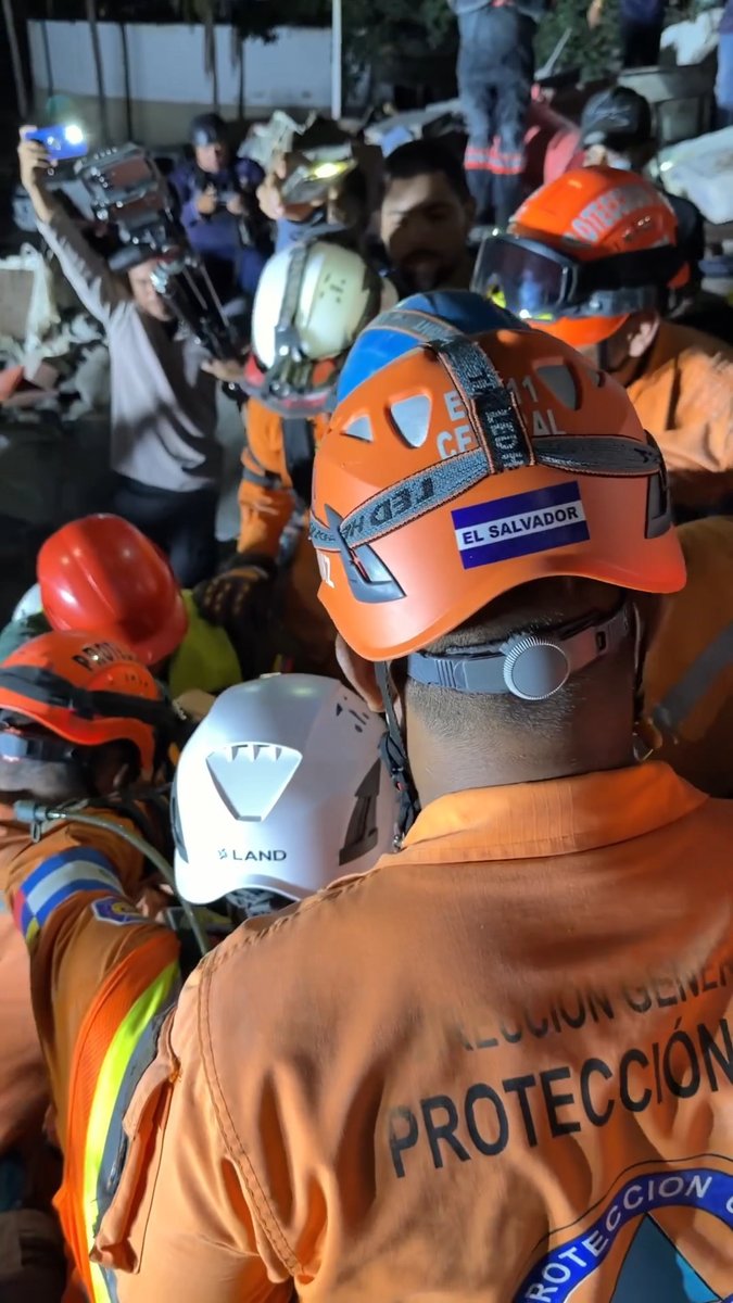 Después de intensas horas de trabajo conjunto, Aaron Levi Cantillo Vargas, de 21 años, ha sido rescatado con vida del edificio OPP 25, en el sector Tanaguarena, parroquia Caraballeda, estado de La Guaira. Este rescate fue posible gracias al esfuerzo coordinado de los equipos de rescate de Venezuela, México y El Salvador, que trabajaron sin descanso para llegar hasta Aaron. Aaron ya recibe atención médica especializada. Gracias Dios por permitir este milagro. Seguimos trabajando con la esperanza de poder salvar más vidas. 🇸🇻🇻🇪