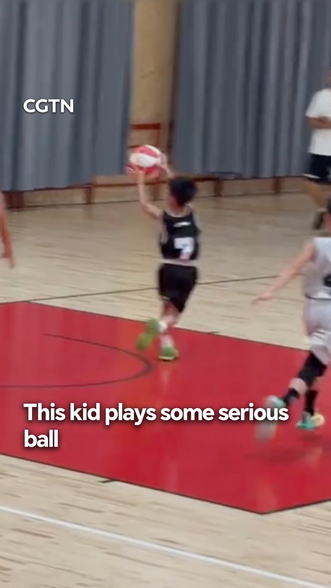This kid came to play! At a primary school basketball game in Chengdu, southwest China's Sichuan Province, a young baller showed off some seriously smooth handles and instantly stole the spotlight. Too cool! #ChinaSeen