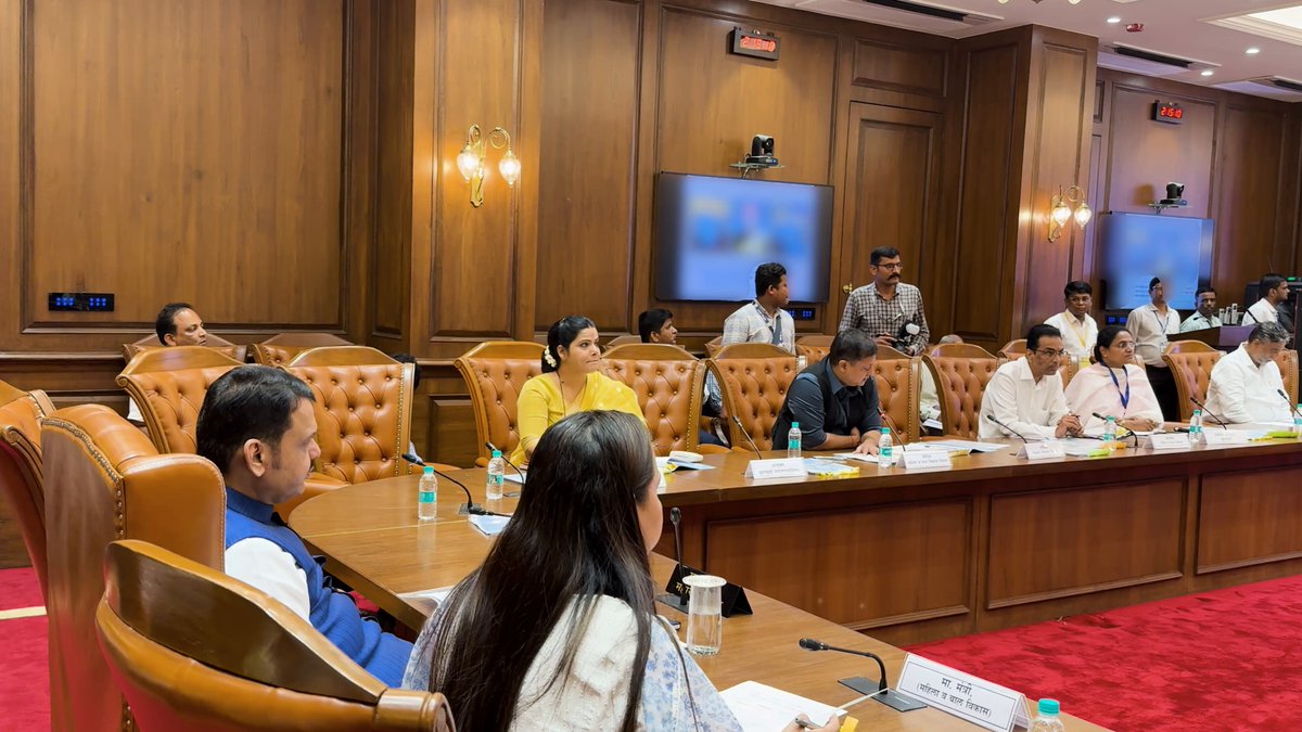 🔸CM Devendra Fadnavis chairs the meeting of the Governing Council of 'The Children's Aid Society, Mumbai'. Minister Aditi Tatkare, Mumbai Mayor Ritu Tawde, office bearer of the The Children's Aid Society Governing Council Milind Tulaskar and senior officials were present. 🔸मुख्यमंत्री देवेंद्र फडणवीस यांच्या अध्यक्षतेखाली 'दि चिल्ड्रेन एड् सोसायटी, मुंबई'च्या नियामक मंडळाची बैठक. यावेळी मंत्री आदिती तटकरे, मुंबईच्या महापौर रितू तावडे, दि चिल्ड्रेन एड् सोसायटी नियामक मंडळाचे पदाधिकारी मिलिंद तुळसकर व वरिष्ठ अधिकारी उपस्थित होते. 🔸मुख्यमंत्री देवेंद्र फडणवीस इनकी अध्यक्षता में 'दि चिल्ड्रेन एड सोसायटी, मुंबई' के नियामक मंडल की बैठक। इस अवसर पर मंत्री आदिती तटकरे, मुंबई की महापौर रितू तावडे, दि चिल्ड्रेन एड् सोसायटी नियामक मंडल के पदाधिकारी मिलिंद तुलसकर एवं वरिष्ठ अधिकारी उपस्थित थे। 🕝 2.15pm | 29-6-2026📍Vidhan Bhavan, Mumbai | दु. २.१५ वा. | २९-६-२०२६📍विधान भवन, मुंबई. Devendra Fadnavis Aditi S Tatkare Ritu Tawde #Maharashtra #DevendraFadnavis #TheChildrensAidSociety