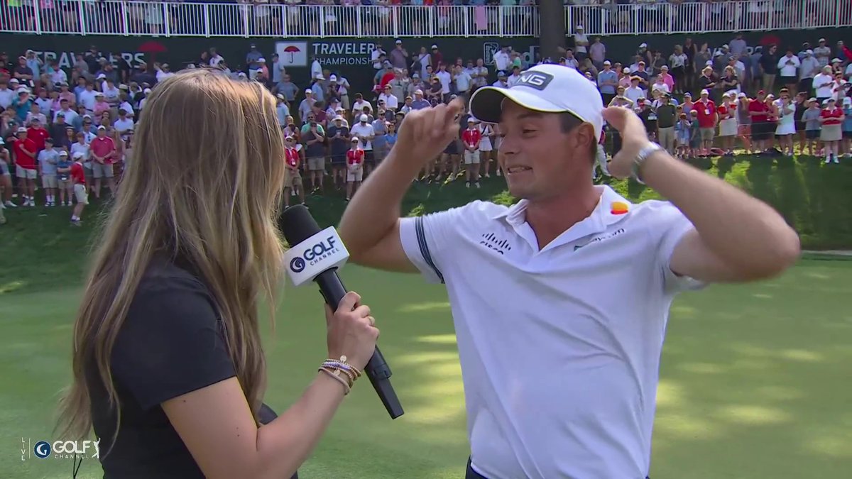 Viktor's mom saw him win for the very first time 🥹 Incredible scenes on the 18th green at TPC Cromwell.