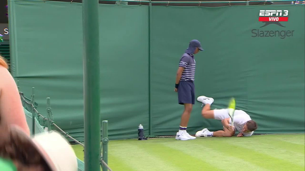 Camilo Ugo Carabelli está 2 sets a 0 arriba ante Daniel Mérida, pero sufrió este resbalón que le está imposibilitando correr con normalidad. 6-4, 6-3 y atención al desarrollo del partido desde ahora.