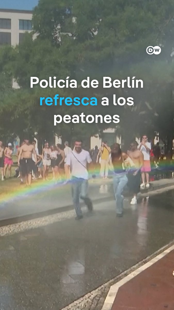 La policía de Berlín despliega camiones con cañones de agua durante la ola de calor Berlín y sus alrededores alcanzaron este fin de semana los 40 °C de temperatura. La policía de la capital alemana desplegó el sábado dos camiones con cañones de agua por toda la ciudad para rociar con agua pulverizada a los peatones y a quienes buscaban refrescarse. /es