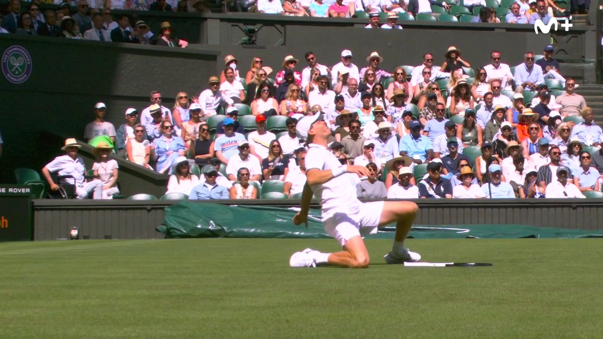 Sinner es de goma... 😬😬😬 El resbalón y susto del número uno. 🌱 Disfruta de #Wimbledon al completo en los canales de Movistar Plus.