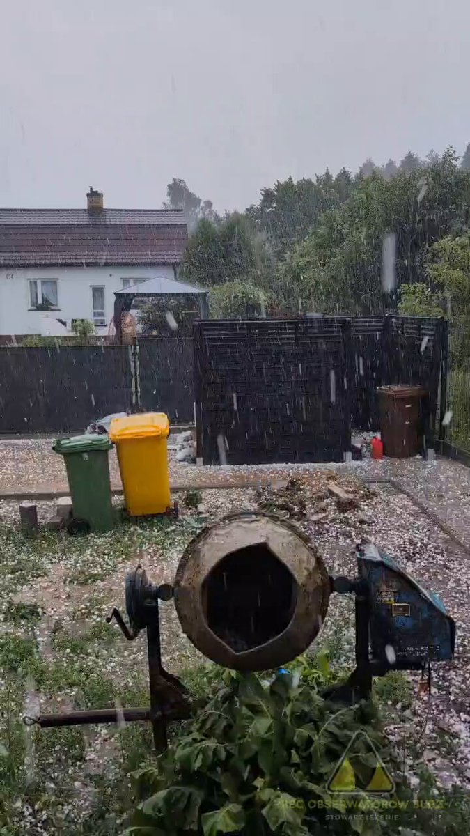 ⚪🫧W Skarżysku - Kamiennej kilka chwil temu wystąpiło #gradobicie. Gradziny mogły osiągać nawet 2-3 cm średnicy ! A jak u Was? Czekamy na Wasze raporty i relacje pogodowe ! 🎥 Użytkownik naszego Systemu Raportów, KingaBie meteoprognoza.pl🇵🇱 Jarosław Turała Na Granicy Horyzontu #obserwatorzyburz #burza #pogoda #deszcz #polska #lato #burze