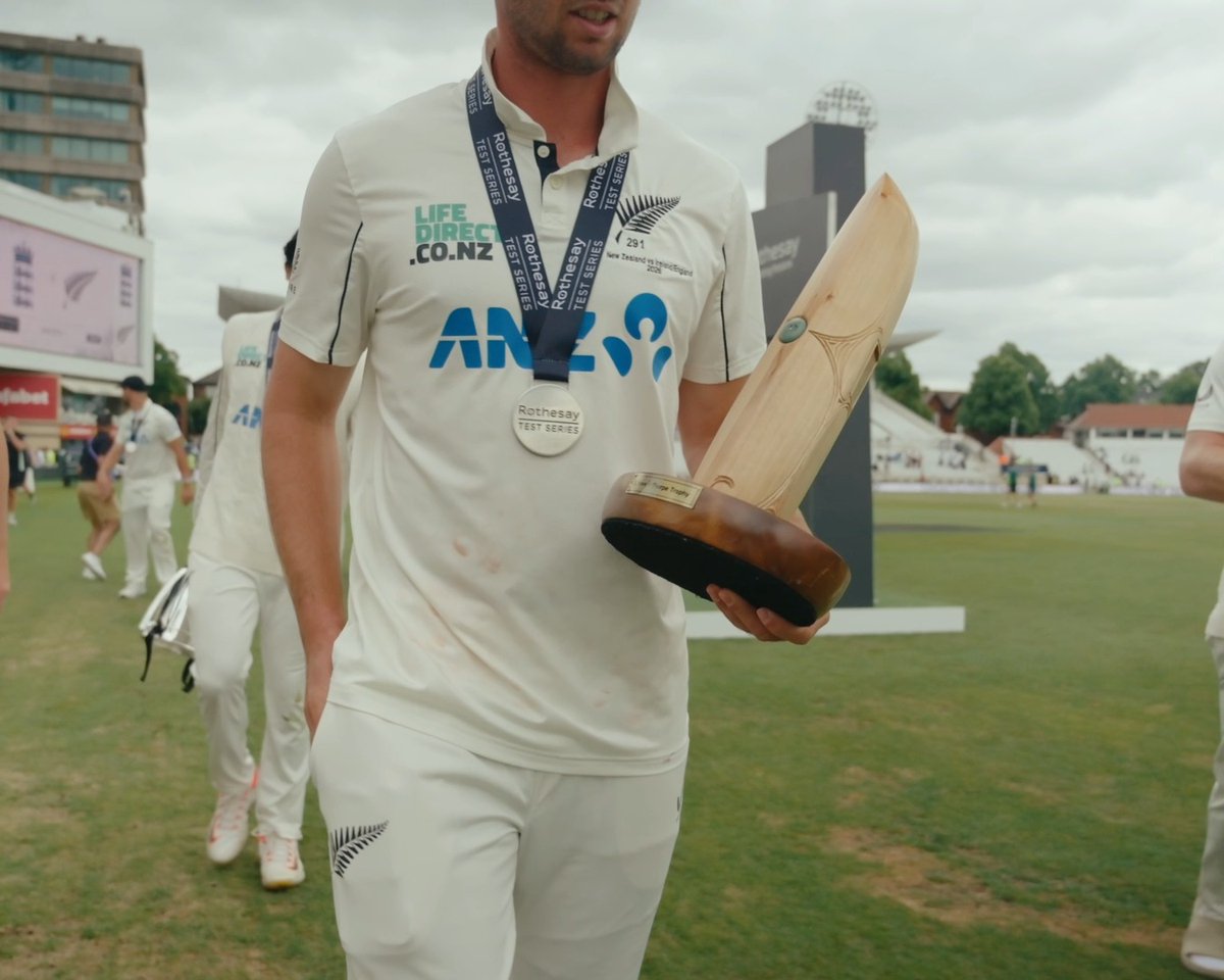 NEW ZEALAND TEAM WITH THE TROPHY.