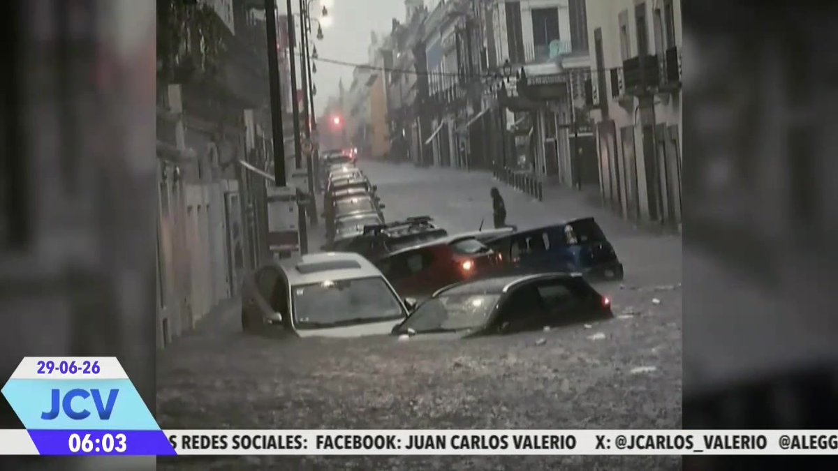 #Puebla sufrió una de las #tormentas más devastadoras en los últimos años. El diluvio cobró una vida, causó el desborde del Río Atoyac y Puente Negro, inundó #negocios por 2 metros y dejó autos arrastrados por toda la ciudad. ⛈️ #NoticiasPuebla #Puebla #JuanCarlosValerioNoticias