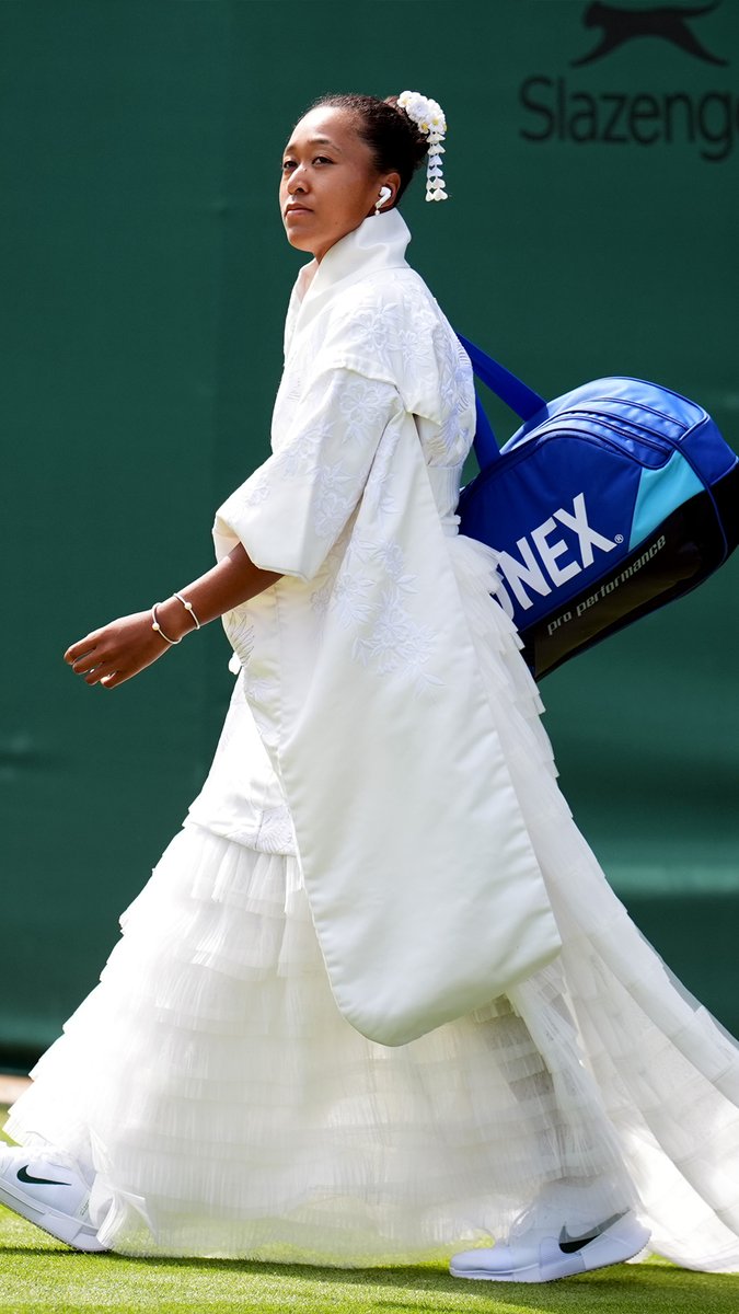 Naomi Osaka steps on court with another fashion statement for her first round match at Wimbledon. Jawdropping. 🇯🇵🤍🦢