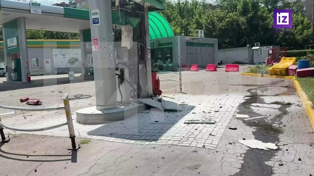 Уже поднимается кипеш, мол, все АЗС постепенно выбьют, в очередях страшно стоять итд. А простое решение известно с 90-х, не мешать людям торговать и самопальные "заправки" с 2-3 канистрами через неделю будут под каждым кустом. Никаких Хорнетов за 5К евро не напасешься.
