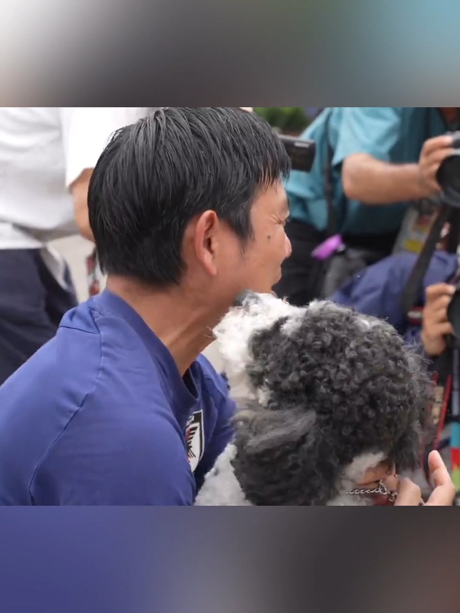 ¡DE LO MEJOR QUE VERÁS! 🥰 🇯🇵 Previo a viajar para su partido ante Brasil, Hajime Moriyasu, DT de Japón, salió a saludar a algunos aficionados que lo estaban esperando. 🐶 ❤ Se encontró con dos fans peludos y jugó con ellos. (vía nshokjA)