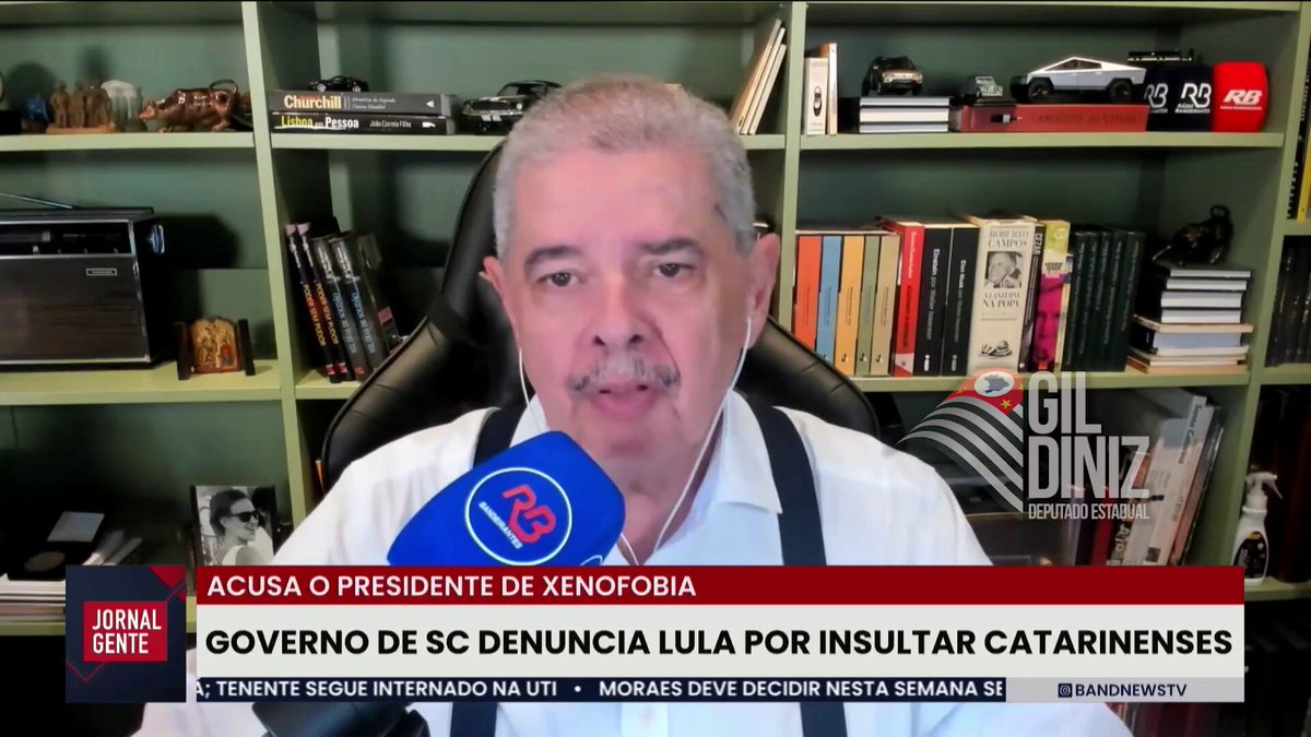 Lula PROCESSADO por preconceito contra o povo de Santa Catarina! O governador de Santa Catarina, Jorginho Mello, anunciou que vai acionar Lula criminalmente na Procuradoria-Geral da República. A reação firme ocorre após um discurso ofensivo do petista em Itajaí, onde ele atacou a população catarinense ao disparar acusações generalizadas de racismo contra o povo do estado, fazendo analogias ao nazismo. A agressividade de Lula é pura retaliação política, já que o PT acumula um histórico de derrotas avassaladoras e é rejeitado nas urnas em Santa Catarina há 24 anos. Aliado de Jair Bolsonaro, Jorginho Mello tem boicotado os eventos do Planalto no estado, e o petista descontou sua frustração eleitoral insultando o povo que se recusa a votar na esquerda. O ataque direto aos catarinenses gerou forte indignação e aprofundou a guerra política entre o Palácio do Planalto e o governo do estado. Agora, cabe ao procurador-geral da República, Paulo Gonet, decidir se abrirá uma investigação formal contra Lula por crime de preconceito, mostrando se há isenção da PGR diante dos abusos presidenciais. Lembrando que Gonet foi indicado pelo petista...