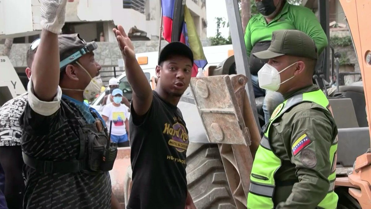 🇻🇪 Venezuelans confront army for refusing to help earthquake rescue During a protest by local residents, soldiers are forced to take up pickaxes and shovels and help clear the rubble of a collapsed building, as it has now been four days since the deadly earthquakes.