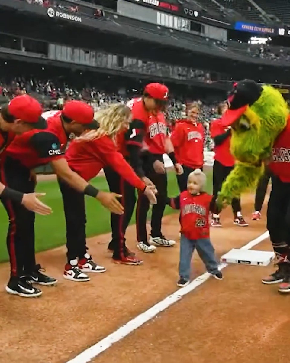 This weekend the White Sox honored 4-year-old, Melanie Marquez. Currently undergoing treatment for medulloblastoma, Melanie joined mascot Southpaw in rounding the bases and had a day she'll never forget ❤️