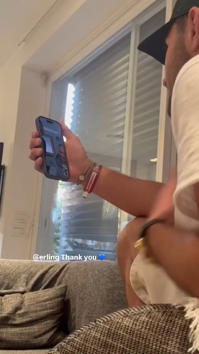 A video has resurfaced of Norwegian soccer star Erling Haaland 🇳🇴 video calling with former hostage Omer Shem Tov 🇮🇱 The reactions online are disappointing, but not surprising. Some are trying to "cancel" Haaland, while others are trying to reason with what they are witnessing, hoping that Haaland was not aware that Omer is Israeli. Must be hard for them to see Haaland treating a fellow human as a...well, human.