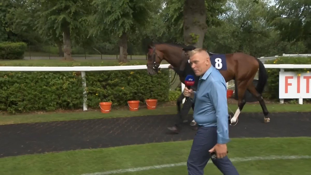 The happiest stable lad in racing? 😄 Matt Chapman got a quick tune out of the groom of Tropbien ahead of the Windsor Racecourse opener...