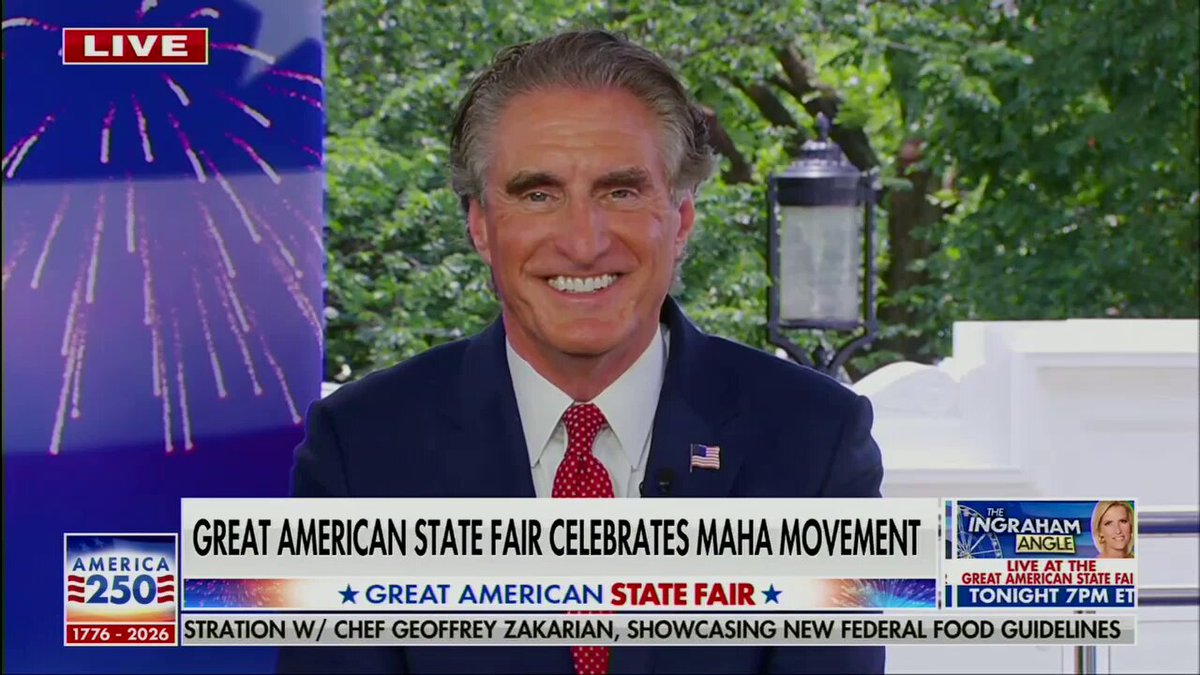 OMG there is nobody at Trump's fair again today. Look at how much empty space there is behind Fox News' set.