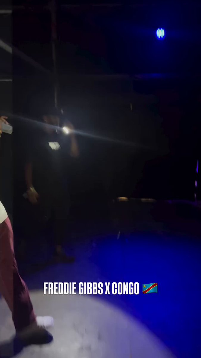 🚨OOHHHHH la connexion entre Freddie Gibbs 🇺🇸 et la RD Congo 🇨🇩 ! Le rappeur américain a porté le maillot des Léopards au festival Couleur Café hier soir à Bruxelles. La raison ? Les fans ont remarqué sa ressemblance frappante avec Yoane Wissa ! Amusé par ce buzz, Freddie Gibbs a décidé d'en jouer à fond en portant le maillot extérieur de mi-2023 à mi-2025. Jusqu'où ira la hype de notre sélection ? 🤩🇨🇩
