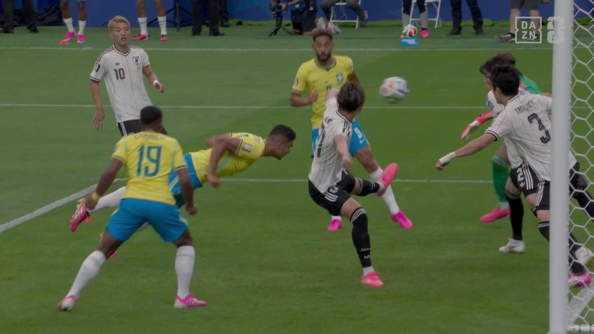 ¡PERO CÓMO NO HA ENTRADO ESO! 😱😱😱 Triple rebote de Japón para evitar el gol de Brasil... ¡INCREÍBLE! 😳 #DAZNMundial #FIFAWorldCup
