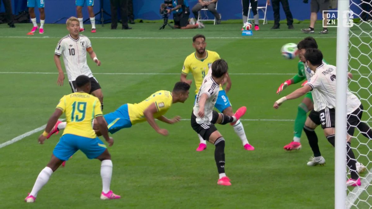 ブラジル🇧🇷にビッグチャンス！ ここは日本🇯🇵が決死のブロックでゴールを許さず 🏆️#FIFAワールドカップ ラウンド32 🆚ブラジル×日本 📺DAZNで無料ライブ配信中（登録不要） #本気で楽しむならDAZN コカ･コーラ