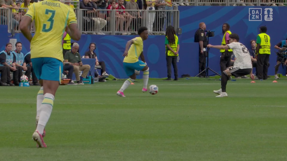 ¡QUÉ SALVAJADA! ERA EL GOL DEL MUNDIAL 🤯 La genialidad de Vinicius Jr es para verla una y otra vez... ¡y la mano de Suzuki es SIDERAL! 😍 #DAZNMundial #FIFAWorldCup