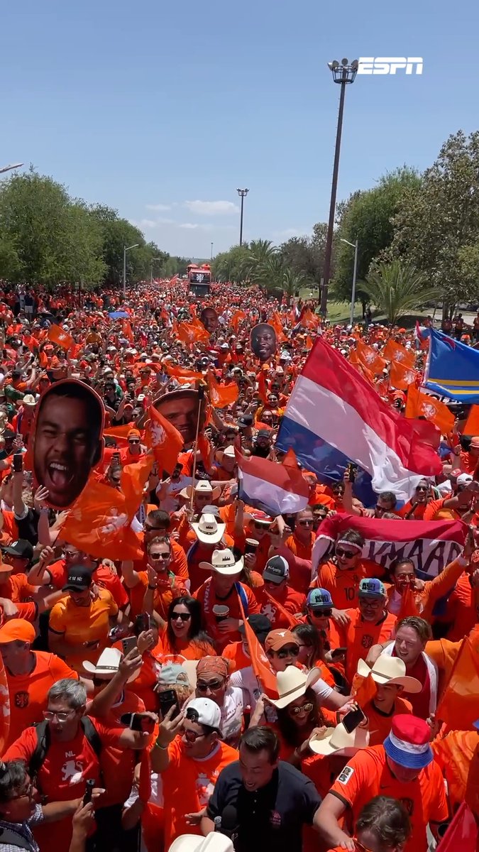 🇲🇽🧡 Ook in Monterrey gaat iedereen van 𝐋𝐈𝐍𝐊𝐒 👈 naar 𝐑𝐄𝐂𝐇𝐓𝐒 👉
