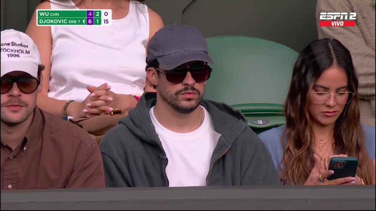 ¡Un verano en Wimbledon! Bad Bunny, presente en el debut de Djokovic. 🐰🐐🌿 📺 Mirá #Wimbledon en el Plan Premium de Disney Plus.